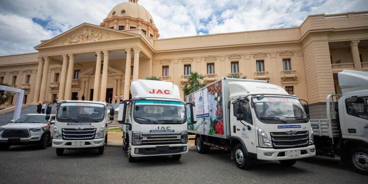 Gobierno entrega 25 de 60 vehículos al INESPRE, a través del MAPRE, para fortalecer su capacidad operativa