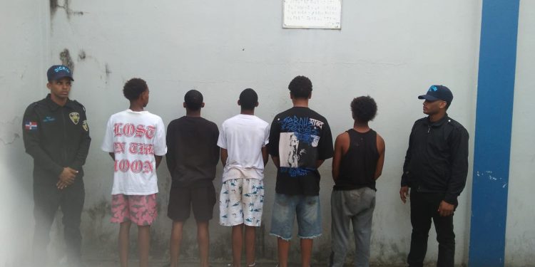 Policía apresa y envía a la justicia a cinco hombres acusados de maltrato animal en Sabana Perdida, SDN