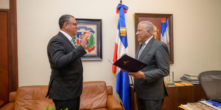 Juramentan a Carlos Alessandry Roa Howley como director ejecutivo del Plan San Juan