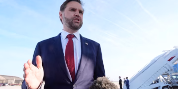 JD Vance habló antes de iniciar el viaje a Pakistán: “Vamos a intentar tener una negociación positiva con Irán”