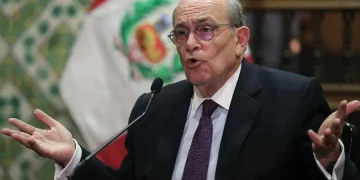 Dos ministros en Perú dimiten tras escándalo por compra de cazas de EE.UU.