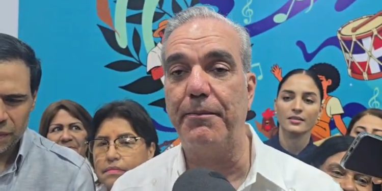 Luis Abinader recorre Feria Regional del Libro Santiago 2026 y llama a la población a visitarla