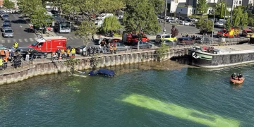 Autobús cae al Sena en las afueras de París; rescatan cuatro personas con vida