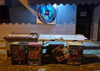 DINTEL de la PN desmantela centro de distribución de drogas y alcohol adulterado en Santo Domingo Oeste