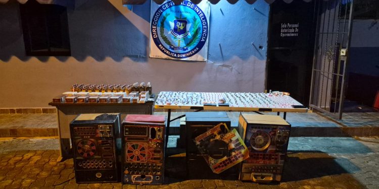 DINTEL de la PN desmantela centro de distribución de drogas y alcohol adulterado en Santo Domingo Oeste