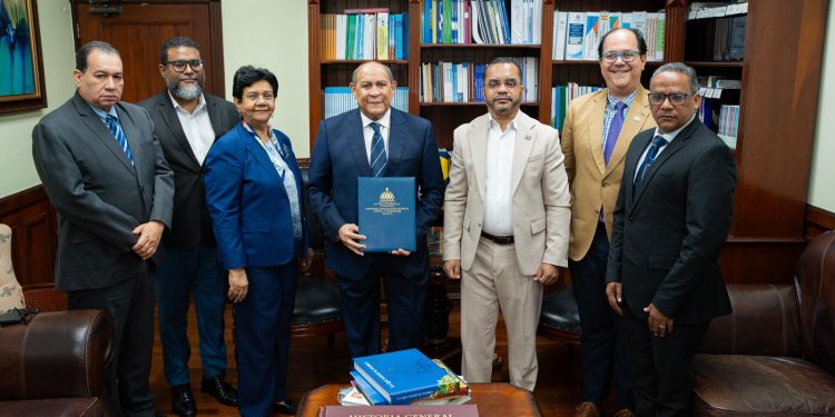 ITLA presenta al MESCyT nuevas carreras técnicas en áreas estratégicas