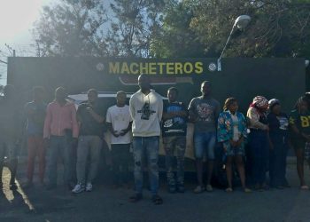 Tras persecución Ejército intercepta vehículo con 16 haitianos indocumentados y detiene conductor en Valverde