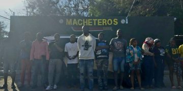 Tras persecución Ejército intercepta vehículo con 16 haitianos indocumentados y detiene conductor en Valverde