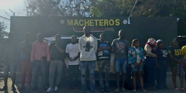 Tras persecución Ejército intercepta vehículo con 16 haitianos indocumentados y detiene conductor en Valverde
