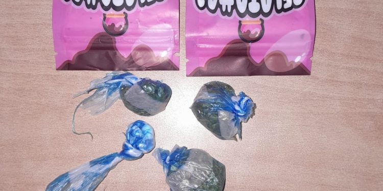 Policía detiene y remite a las autoridades pertinentes a adolescente sorprendida en posesión de drogas y arma de fabricación artesanal en San Juan