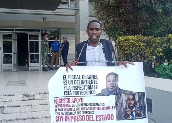 Dewin Stalin Batista se encadena frente a Procuraduría, denuncia persecución de la dirección de Pensiones y fiscal Chanel Dessi