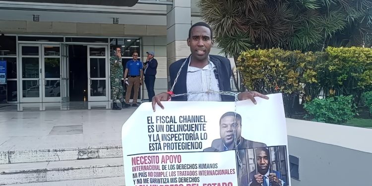 Dewin Stalin Batista se encadena frente a Procuraduría, denuncia persecución de la dirección de Pensiones y fiscal Chanel Dessi