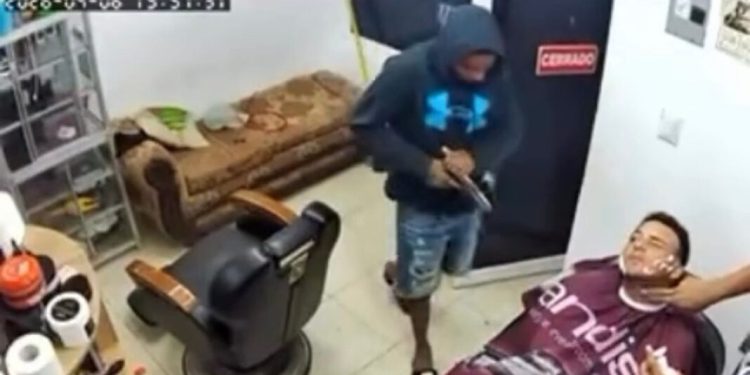 Ola de asaltos en Cotuí: atracan barbería y banca la misma noche