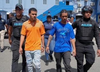 Se entregan 2 hombres vinculados a muerte de mayor PN en Villa Juana