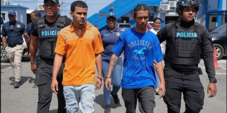 Se entregan 2 hombres vinculados a muerte de mayor PN en Villa Juana