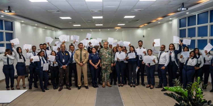 Lee Ballester certifica a 37 nuevos inspectores migratorios tras agotar proceso de pasantías en puertos, aeropuertos y puestos fronterizos