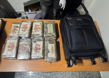 DNCD atrapa dos extranjeros con 37 paquetes de presunta cocaína