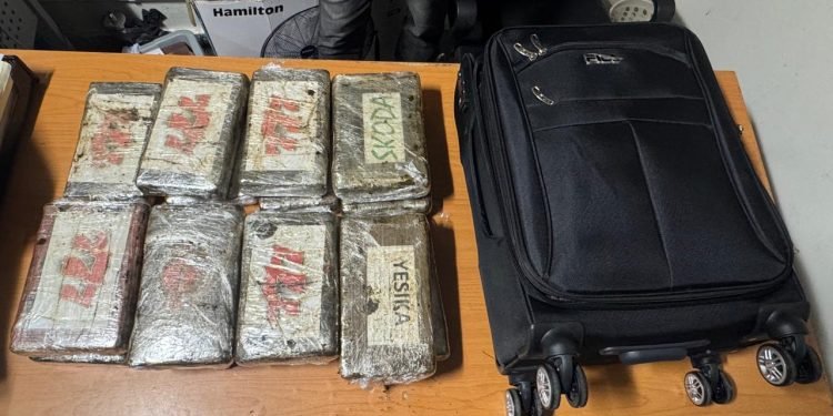 DNCD atrapa dos extranjeros con 37 paquetes de presunta cocaína