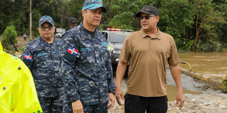 Policía Nacional refuerza medidas preventivas ante intensas lluvias provocadas por vaguada; personal administrativo se integra a labores de apoyo