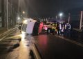 Tras accidente patana termina volcada  en avenida George Washington