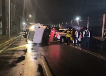 Tras accidente patana termina volcada en avenida George Washington