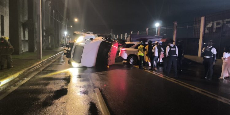 Tras accidente patana termina volcada  en avenida George Washington