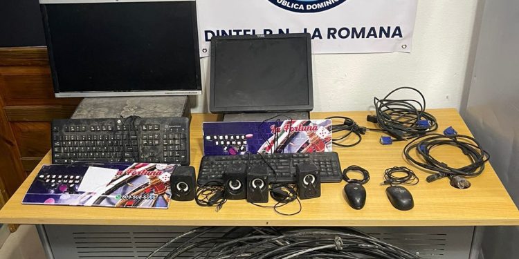 Policía Nacional y Ministerio Público desmantelan puntos de alcohol adulterado y juegos de azar ilegal en Cumayasa y Guaymate; cuatro detenidos