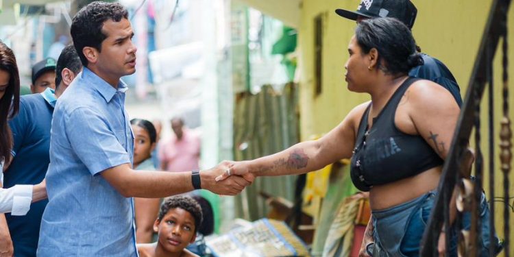 Omar Fernández asiste afectados por lluvias