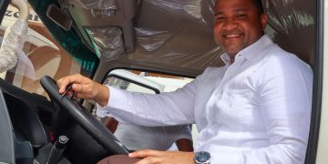 Alcalde Juan Ramón Hernández compra dos camiones compactadores para reforzar la recolección en Salcedo