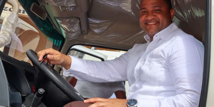 Alcalde Juan Ramón Hernández compra dos camiones compactadores para reforzar la recolección en Salcedo