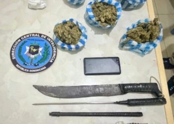 Policía Nacional junto al Ministerio Público ocupa drogas, armas blancas y otros objetos durante allanamiento en Espaillat