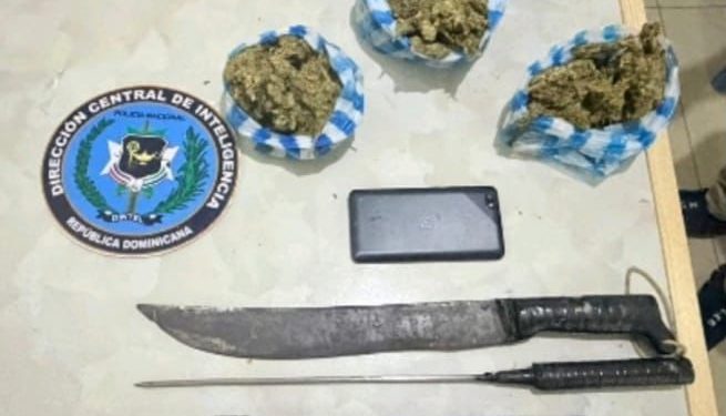 Policía Nacional junto al Ministerio Público ocupa drogas, armas blancas y otros objetos durante allanamiento en Espaillat