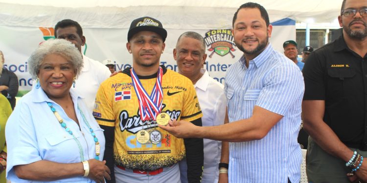 Leandro Mieses es reconocido por su labor social y apoyo al deporte en Manoguayabo