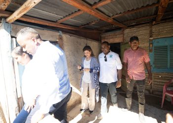 Raquel Peña visita comunidades de Bahoruco afectadas por lluvias y escucha necesidades de la población