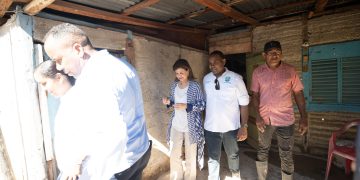 Raquel Peña visita comunidades de Bahoruco afectadas por lluvias y escucha necesidades de la población