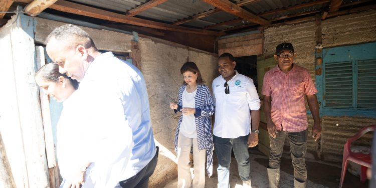 Raquel Peña visita comunidades de Bahoruco afectadas por lluvias y escucha necesidades de la población