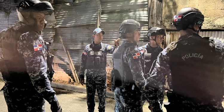 Policía desmantela puntos de venta de drogas, detiene a un hombre por robo y ocupa motocicletas en Los Guaricanos