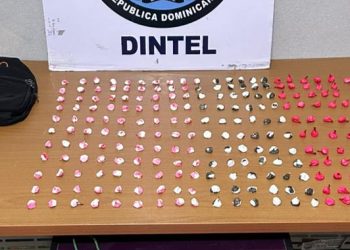 DINTEL realiza operativos en SDE; ocupa sustancias controladas y máquina tragamonedas
