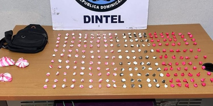 DINTEL realiza operativos en SDE; ocupa sustancias controladas y máquina tragamonedas
