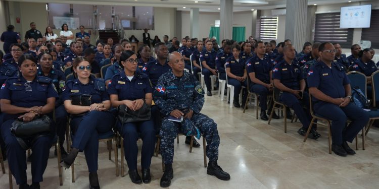 Policía Nacional impulsa jornada integral de salud para sus miembros con charlas sobre salud mental y salud bucal