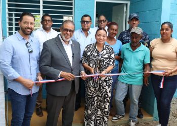 Desarrollo de la Comunidad construye y entrega dos viviendas equipadas a familias vulnerables en Moca