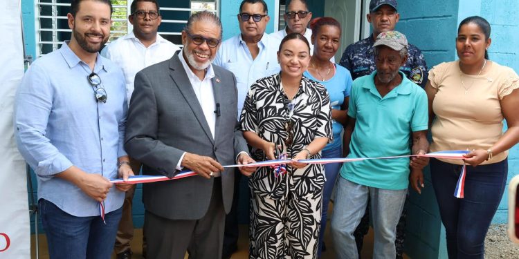 Desarrollo de la Comunidad construye y entrega dos viviendas equipadas a familias vulnerables en Moca