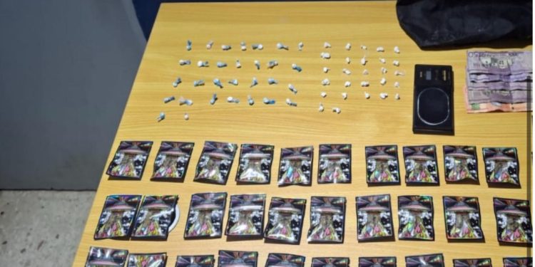 DINTEL junto al MP ocupa más de 200 porciones de drogas, dos paquetes de cocaína, arma de fuego y dinero en efectivo