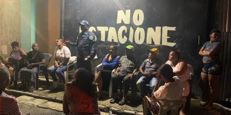 Autoridades policiales de Los Guaricanos se reúnen con comunitarios del sector La Mina