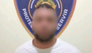 Policía Nacional apresa a dos personas en Espaillat mediante órdenes judiciales por robo y estafa