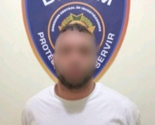 Policía Nacional apresa a dos personas en Espaillat mediante órdenes judiciales por robo y estafa