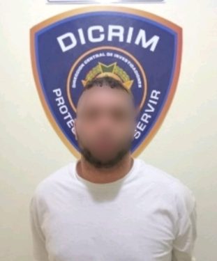 Policía Nacional apresa a dos personas en Espaillat mediante órdenes judiciales por robo y estafa