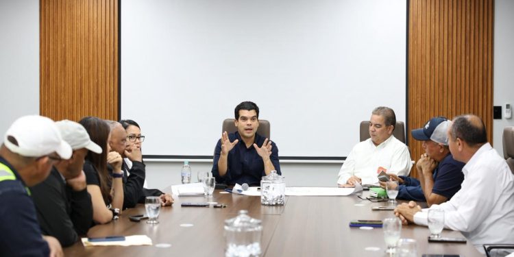 Wellington Arnaud verifica con comité de veeduría avances de construcción alcantarillado sanitario en Licey al Medio