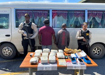 En Barahona: Detienen chofer y cobrador de autobús con once paquetes de presunta marihuana