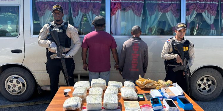 En Barahona: Detienen chofer y cobrador de autobús con once paquetes de presunta marihuana